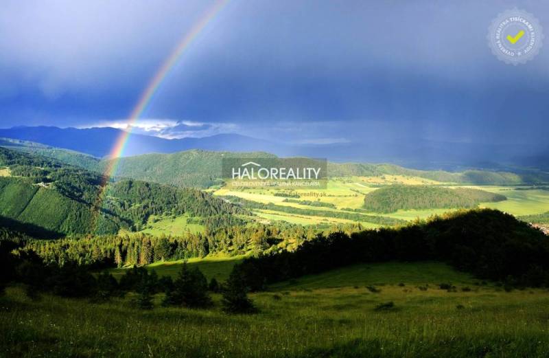 Duha nad zelenými kopci u chaty v Dolní Lehotě.