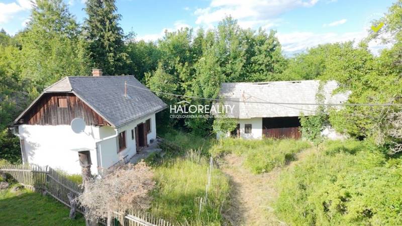 Chata ve Staré Huti obklopená zelení, dřevěný plot, prostorný dvůr, přírodní prostředí.
