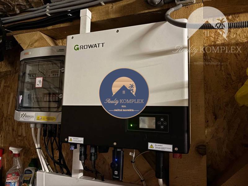 Instalace fotovoltaického invertoru Growatt v rodinném domě.
