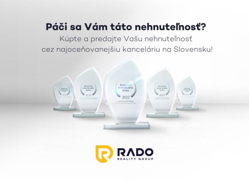 Reklama realitní kanceláře s získanými oceněními, na ulici Kubranská, Rodinný dům.