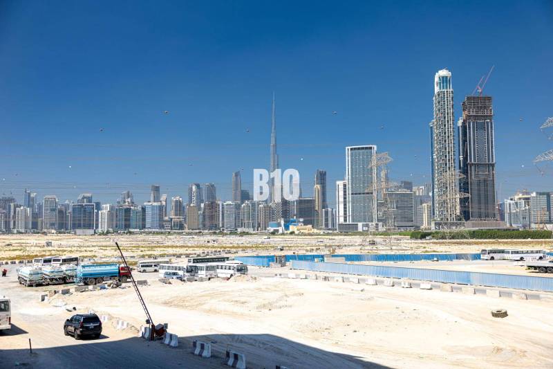 Panorama Dubaje s výhledem na mrakodrapy a rozestavěné plochy.