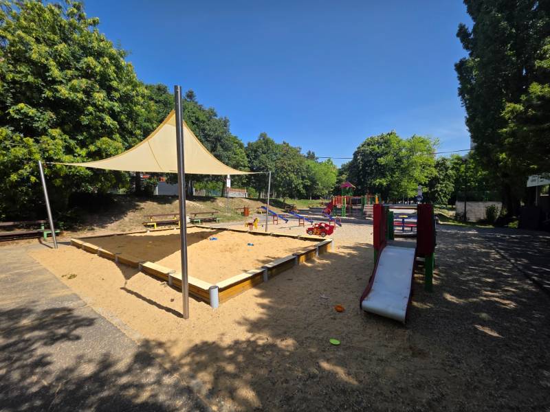 Dětské hřiště s pískovištěm a skluzavkou v Bratislavě - Dúbravce na Landauově ulici.