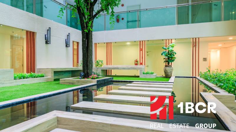 Interiérové atrium s vodní plochou a zelení, Výstavba bytů.