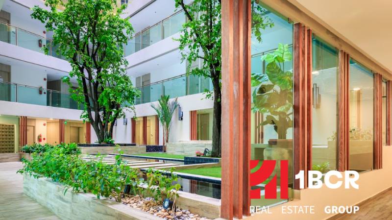 Interiérové atrium s vegetací a dřevěnými prvky, Výstavba bytů.