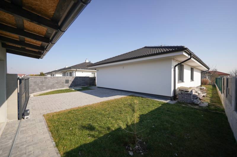 Rodinný dům na Nevädzové ulici v Kalinkově s parkovištěm a trávníkem.
