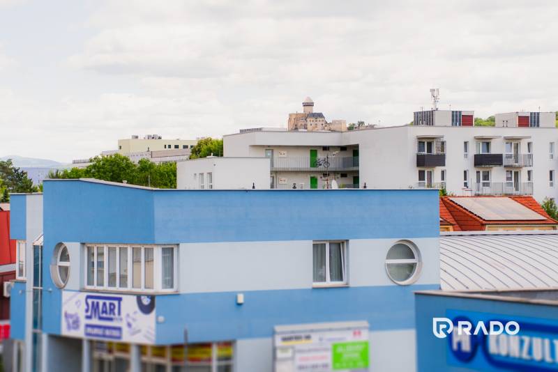 Výhled na bytové domy a Trenčínský hrad z 2-pokojového bytu v Trenčíně.