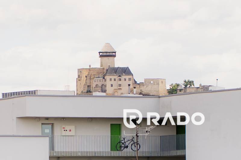 Výhled na Trenčínský hrad z terasy 2-pokojového bytu v Trenčíně.