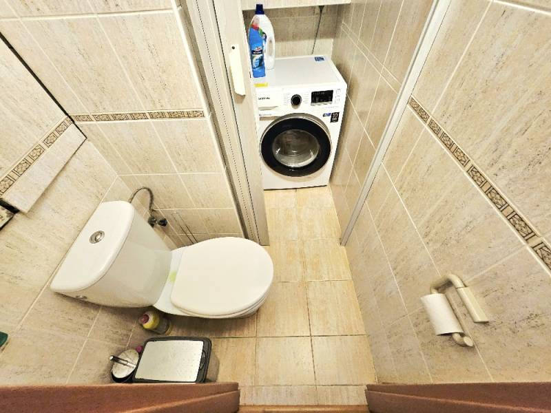Koupelna v 3-pokojovém bytě s WC a pračkou.