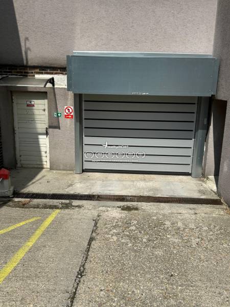 Garáže na Budyšínské ulici, Bratislava - Nové Mesto, se sekčními vraty a vstupem.