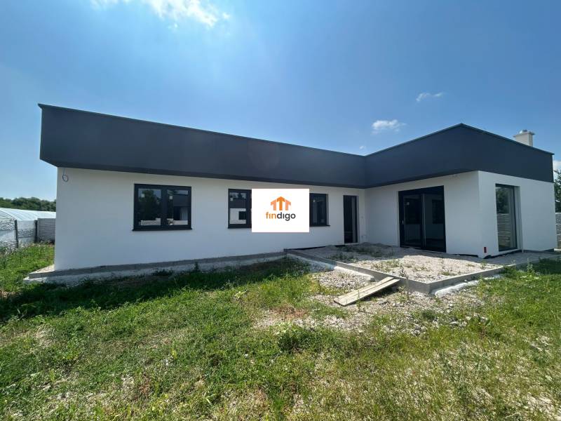 Rodinný dům v Žihárci se zahradou a moderními architektonickými prvky.