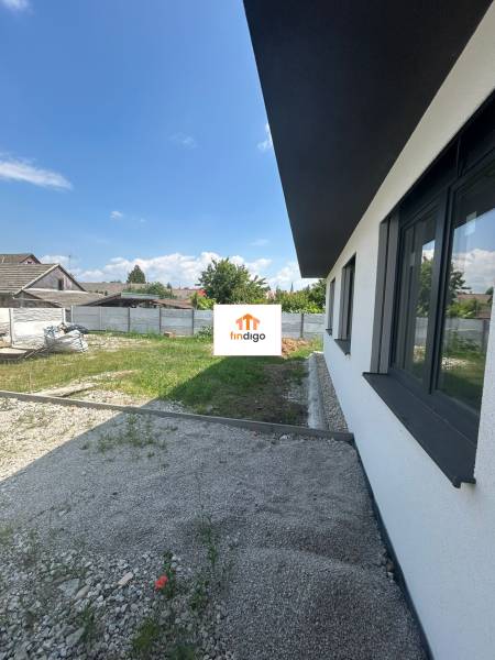Rodinný dům v Žihárci s výhledem na dvůr a přilehlé nemovitosti.