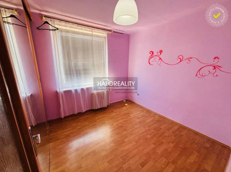 Dětský pokoj s fialovými stěnami a nástěnnými dekoracemi ve 3-pokojovém bytě.