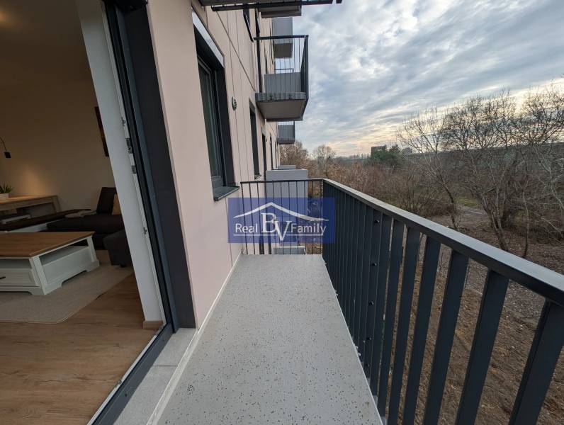 Balkon 2pokojového bytu na Hraniční ulici v Bratislavě - Ružinov, výhled na stromy.