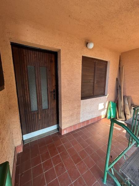 Dřevěné dveře a stěna na verandě, ideální pro rekreační pozemky a odpočinek.