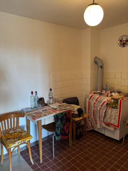 Stará kuchyně, stoly a židle s lahvemi, dlaždice, světlo, vhodné pro rekreační pozemky.
