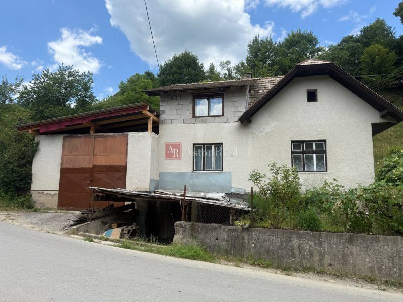 Rodinný dům v Záriečí na ulici Záriečie s přístavbou a zahradou.