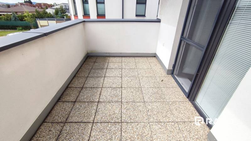 Balkon 2-pokojového bytu na Hroznové ulici v Trenčíně s dlažbou a zábradlím.