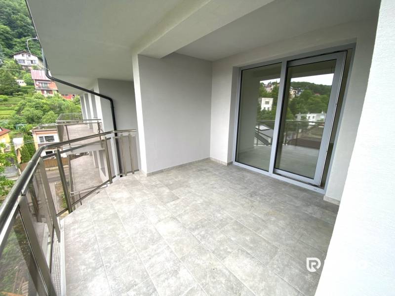 Balkon v 2pokojovém bytě v Rajeckých Teplicích s výhledem na zeleň a okolní budovy.