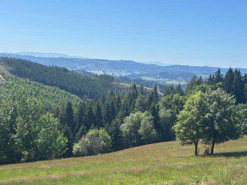Krajina v Olešné s výhledem na lesy a kopce, vhodná pro Pozemky - bydlení.