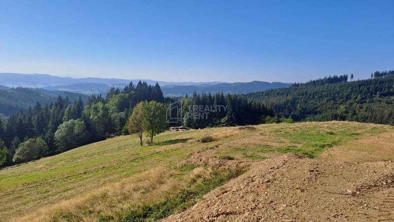 Krajina v Olešné s kopci a stromy, vhodná pro Pozemky - bydlení.