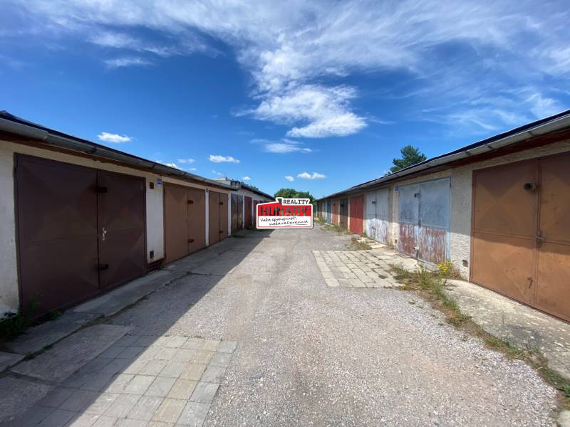Řadové garáže na Kolárské ulici ve Spišské Nové Vsi za slunečného dne.
