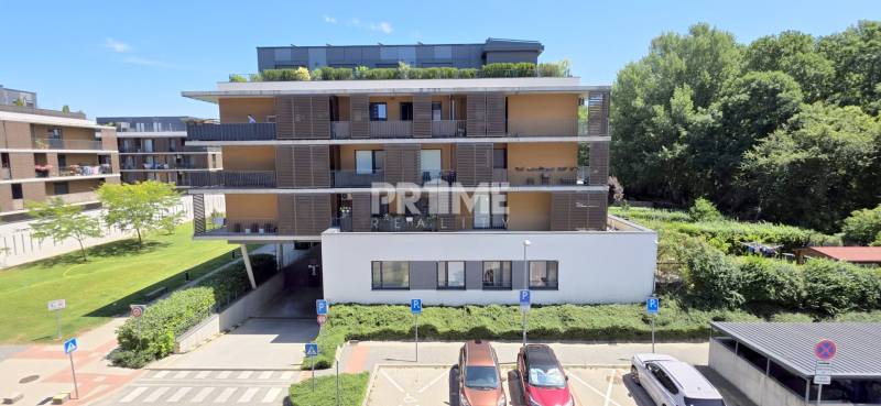 Bytový komplex na Žluté ulici v Bratislavě-Petržalce s parkovacími místy a zelení.