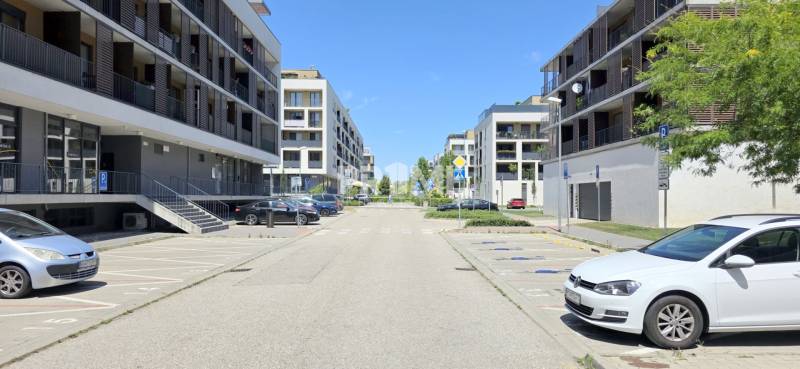 Ulice Žlutá v Bratislavě - Petržalce s moderními bytovkami a parkovištěm.