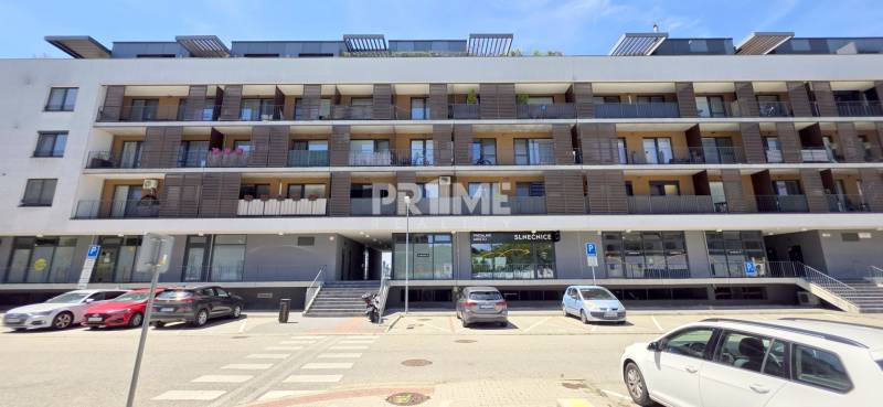 Bytový dům na ulici Žlutá v lokalitě Bratislava - Petržalka s parkováním před budovou.