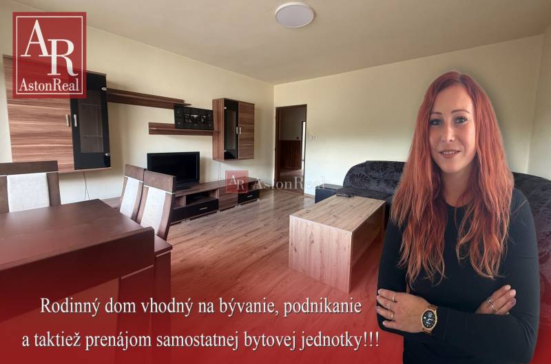 Obývací pokoj rodinného domu s nábytkem, pohovkou a televizí, vhodný k podnikání.