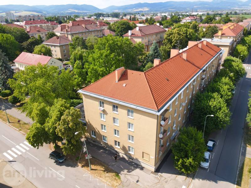 Letecký pohled na 2-pokojový byt v Nové Dubnici obklopený zelení.