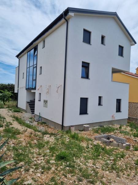 Bílý rodinný dům s novostavbou a zahradou ve městě Mandre, obsahující 4pokojový byt.