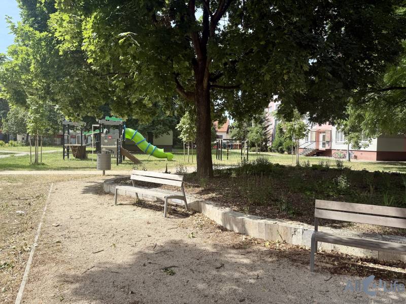 Detské ihrisko s preliezačkami a lavičkami na Teplickej ulici v Piešťanoch.