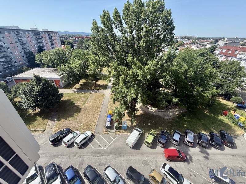 Parkovisko medzi bytovkami a zeleň na Teplickej ulici v Piešťanoch.