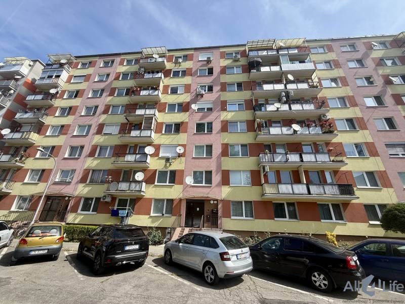 Bytový dom na Teplickej ulici, Piešťany. Viacposchodová budova, parkovisko a balkóny.