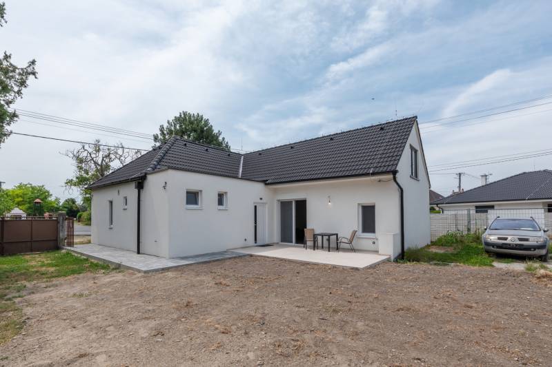 Rodinný dům na Staré Gale v Holicích s terasou a dvorem bez trávníku.