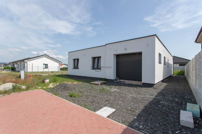 Rodinný dům v Zohoru s prostornou parkovací plochou a velkou garáží.