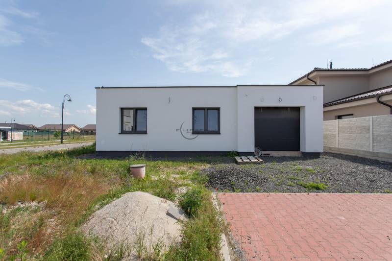 Rodinný dům v Zohoru se zahradou, garáží a příjezdovou cestou na klidném předměstí.