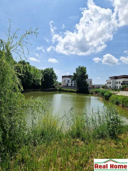 Pohled na jezero s příměstskou zástavbou v Senci na Ptačí ulici.