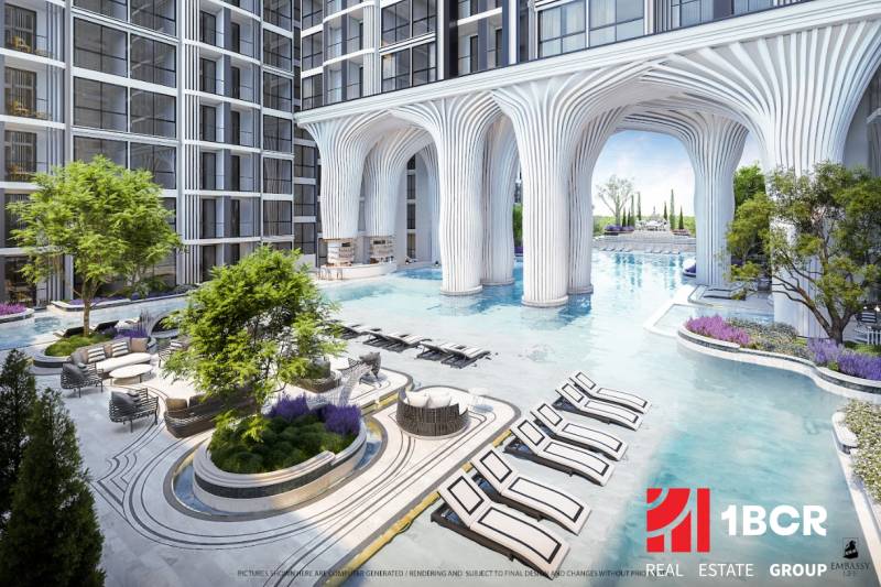 Výstavba bytů v Pattaya: bazén, lehátka, zeleň, moderní architektura, exteriér, slunné místo.