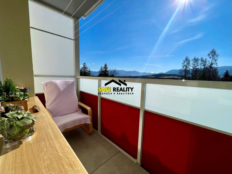 Balkon 4pokojového bytu v Žilině s výhledem na hory a stromy.