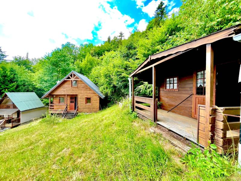 Dřevěné chatky obklopené přírodou v Rodinném domě ve Štefultově na louce.