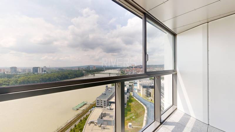 Výhled na řeku a panorama Bratislavy z balkonu 4pokojového bytu.