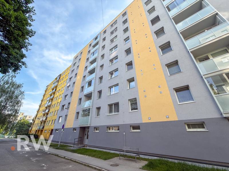 Panelový dům na Kyjevské ulici v Trenčíně s více poschodími a balkóny.
