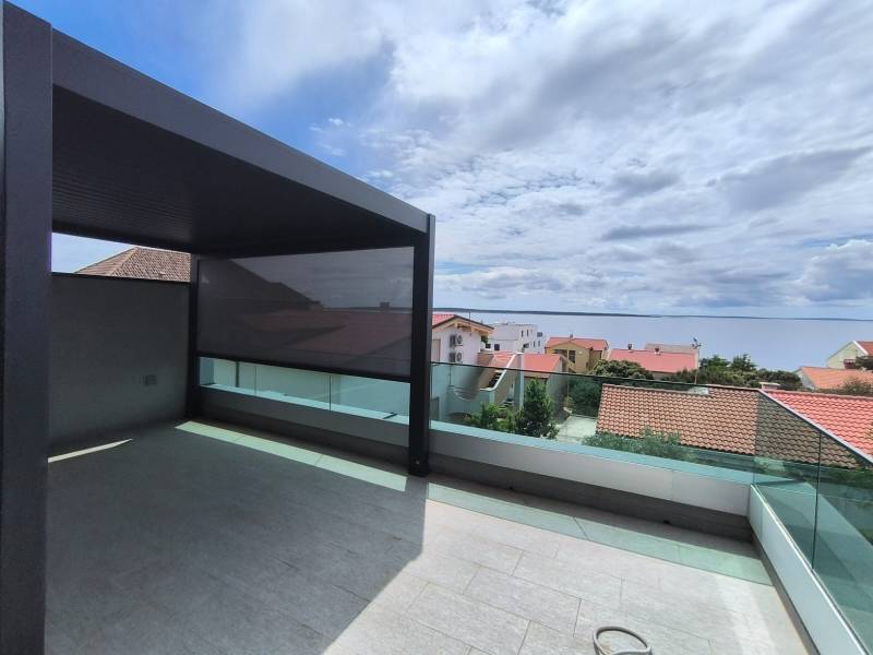 Balkon 4pokojového bytu v Mandre s výhledem na moře a střechy.