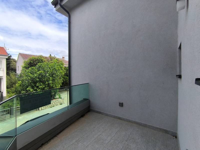 Balkon 4pokojového bytu v Mandre s výhledem na zeleň a okolí.