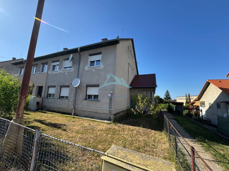 Rodinný dům na ulici Obránců míru v Šahách s přilehlou zahradou a plotem.