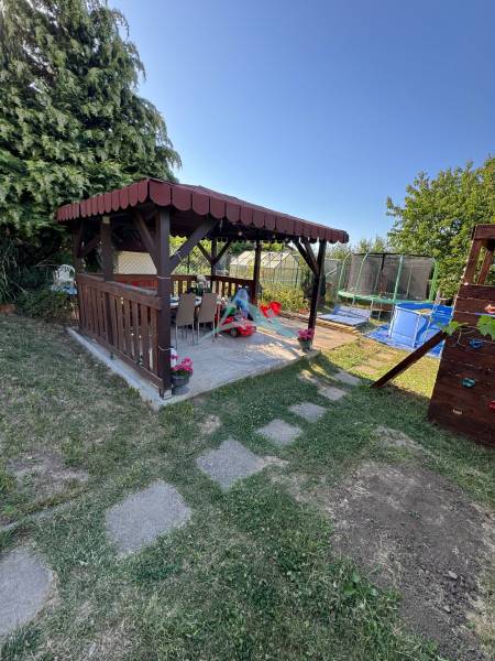Zahradní altán u 3pokojového bytu na ulici Obránců míru v Šahách.
