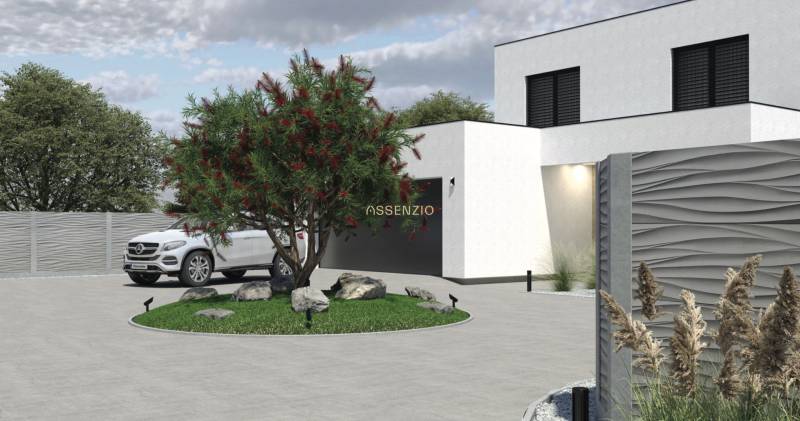 Rodinný dům v Opoji s automobilem, upravenou zahradou a stylovým plotem.