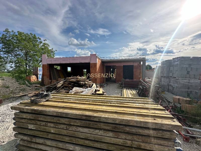 Stavba rodinného domu v Opoji v počáteční fázi, s připraveným stavebním materiálem.