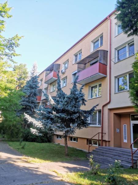Bytový dům na Hviezdoslavově ulici ve Zlatých Moravcích se třemi patry a balkóny.